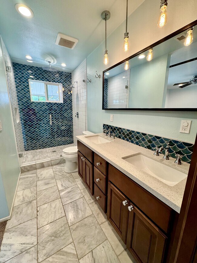 Building Photo - 2027 Fuerte Ln