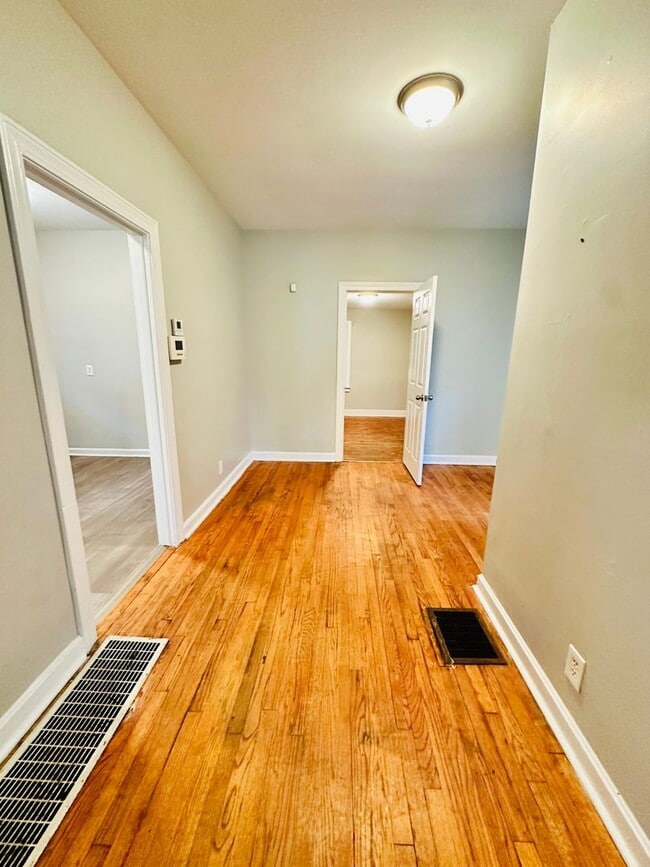 Building Photo - Updated 2BR house in Portland with unfinis...