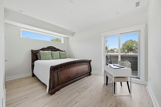 Building Photo - Detached Luxury 4BR/3B Retreat with Skyline Rooftop Deck, Wet Bars, Driveway & Massive Yard