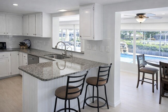 Building Photo - 2066 5th Ct SE