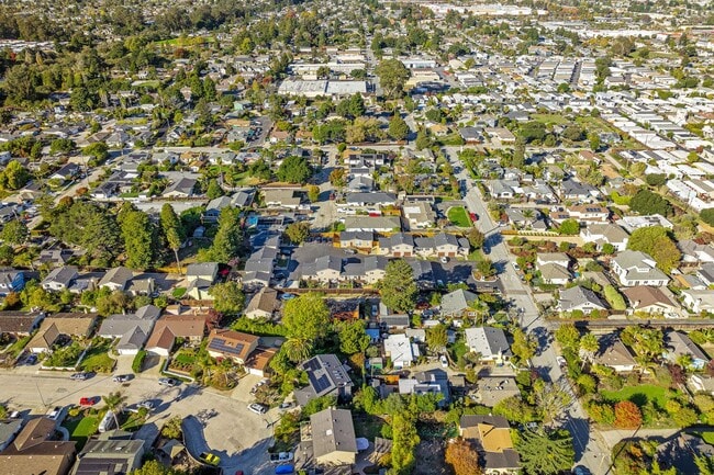 Building Photo - 35th (907 - 929)