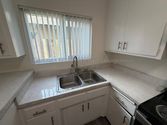 Building Photo - 327 Molino Ave