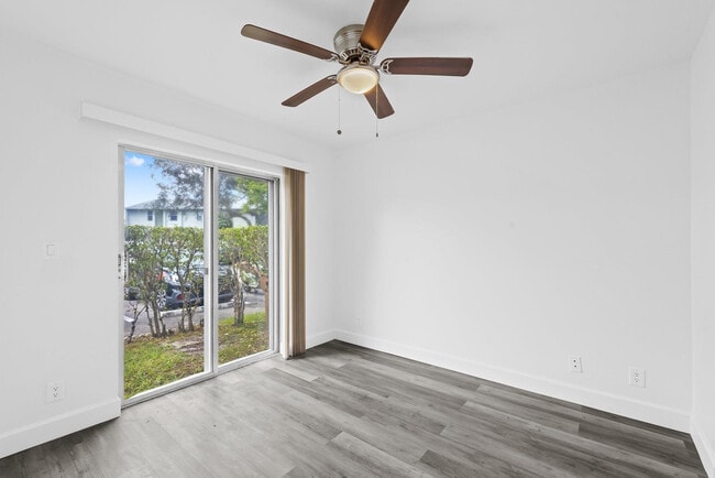 Building Photo - 822 Crystal Lake Dr