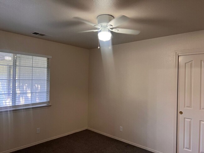 Building Photo - 4 Bedroom Home With Pool!