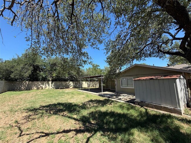 Building Photo - 8906 Pineridge Dr