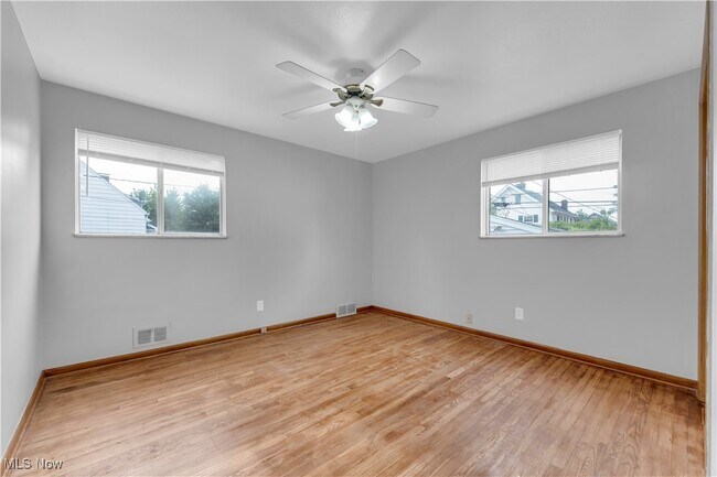 Building Photo - 10725 Vernon Ave