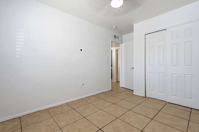 Building Photo - 3 bed 2 bath house with a studio