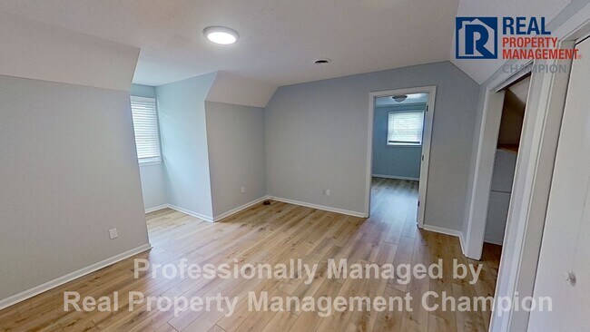 Building Photo - Charming Home Backing up to Arrowhead Park...