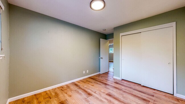 Building Photo - 3 Bedroom 2 Full Bath with Private Yard and 1 Car Garage !