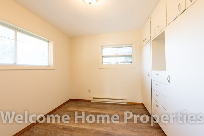 Building Photo - Cozy Clean and Quiet Home with Yard & Offi...