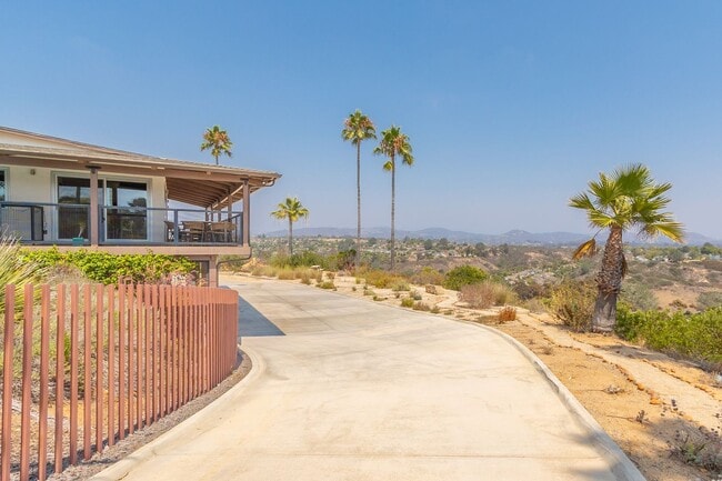 Building Photo - Spectacular Furnished 4 Bedroom/ 3 Bath Mid-Century Modern Retreat in Encinitas