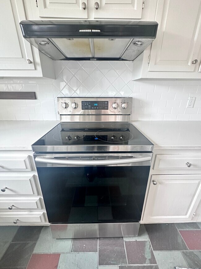 Building Photo - 141 Davis Ave