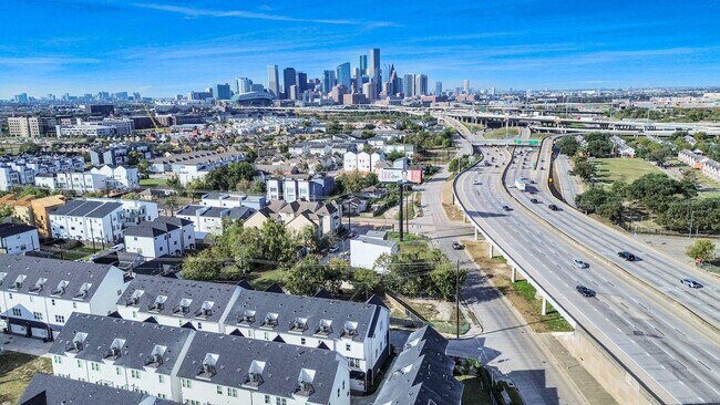 Building Photo - 826 Cage St