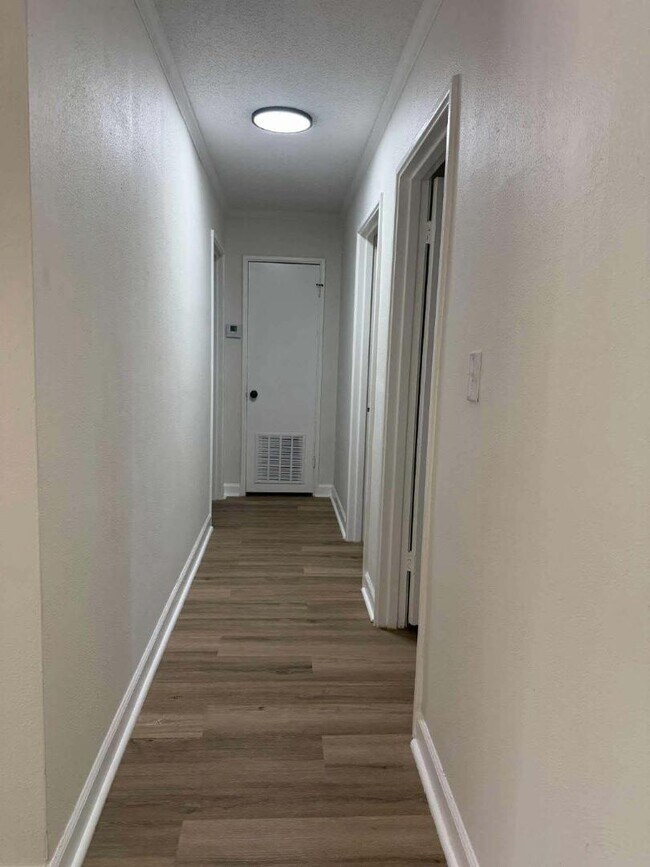 Building Photo - 102 S Redd Street - Unit 102