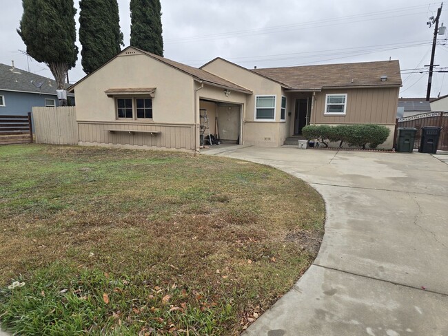 Primary Photo - Singe House in garden Grove for Lease