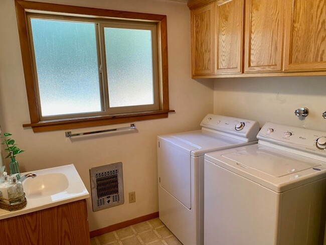 Building Photo - FULLY FURNISHED RENTAL IN LAKE ALMANOR COU...