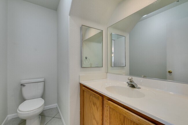 Building Photo - Spacious 4 Bedroom 2.5 Bathroom Home with Covered Patio & Large Backyard