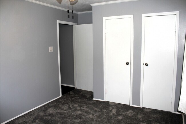 Building Photo - 1217 Brookhollow Dr