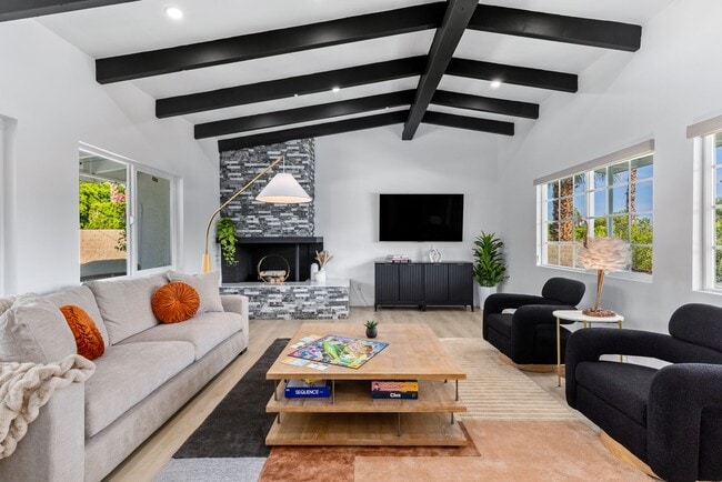 Building Photo - Stunning Desert Contemporary Home in Sunrise Park (Monthly Only - No Long Term)