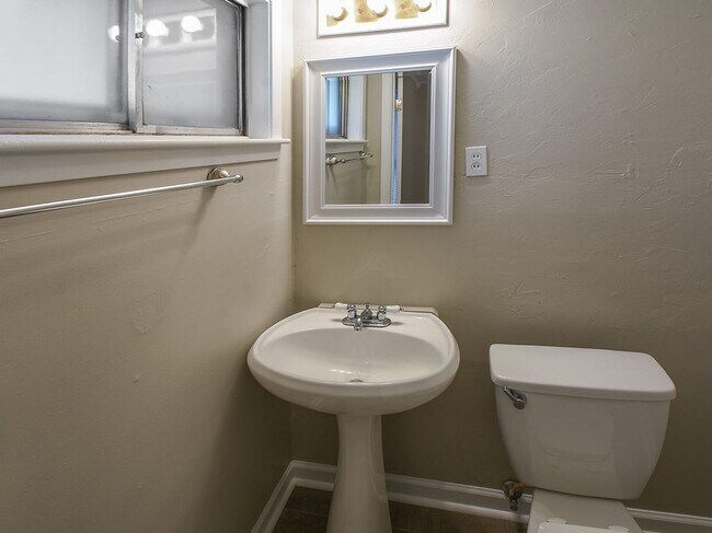 Building Photo - Updated 3 bed, 1.5 bath home with great curb appeal.