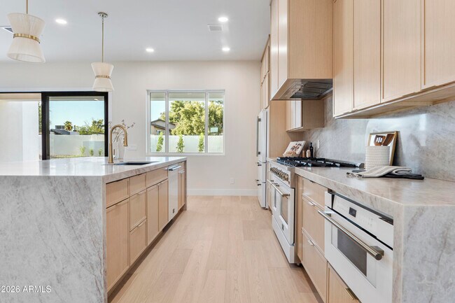 Building Photo - 5540 E Dahlia Dr