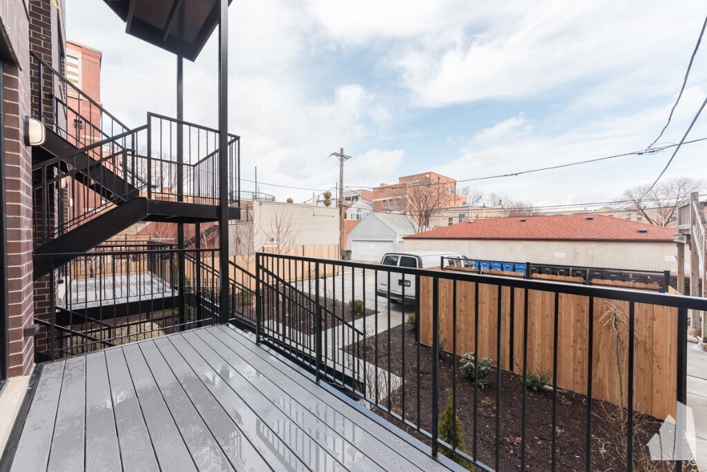 Building Photo - 2310 N Southport Ave