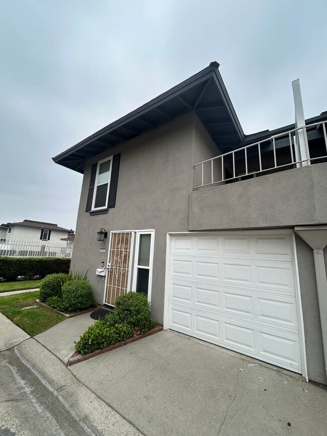 Building Photo - Lovely Cypress townhouse available, garage, patio, laundry and pool access