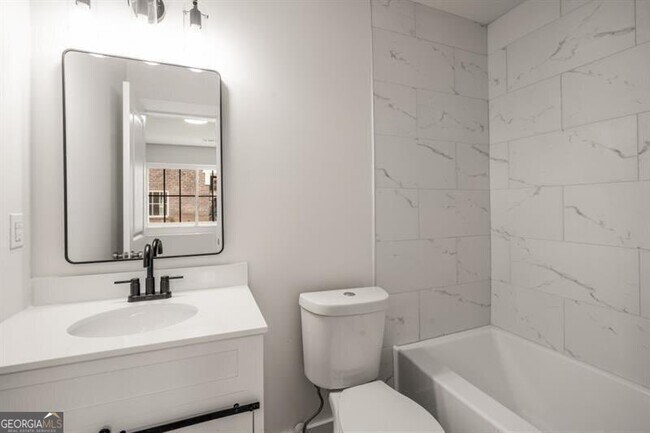 Building Photo - 3165 Dogwood Dr