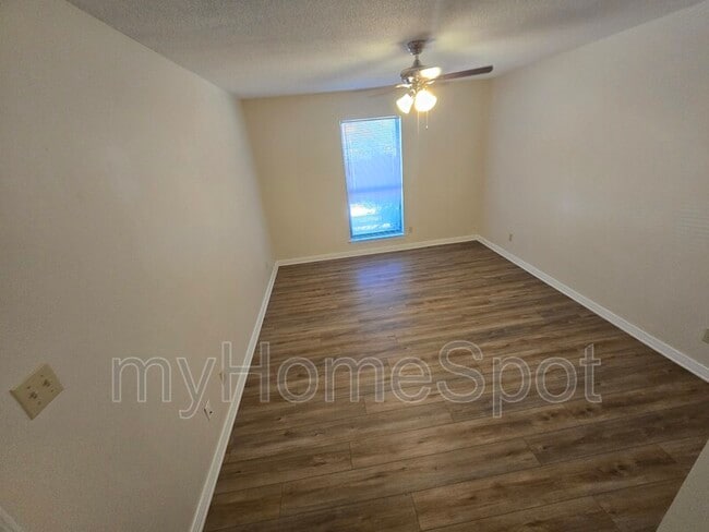 Building Photo - 8430 Country Walk Dr