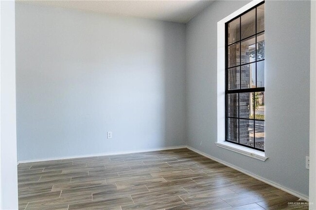 Building Photo - 2203 E Coma Ave