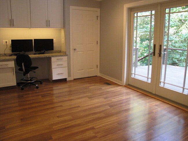 Building Photo - 501 Parkview Dr