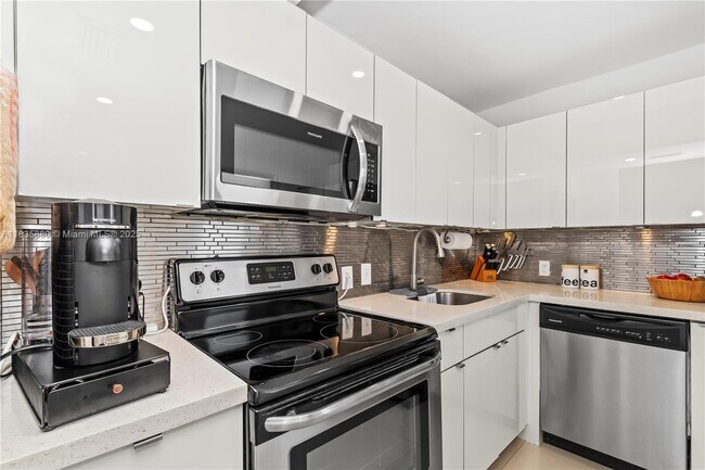 Building Photo - 3301 N Country Club Dr
