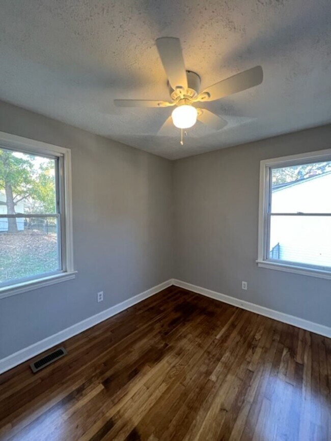 Building Photo - Tons of curb appeal! Close to downtown Spa...