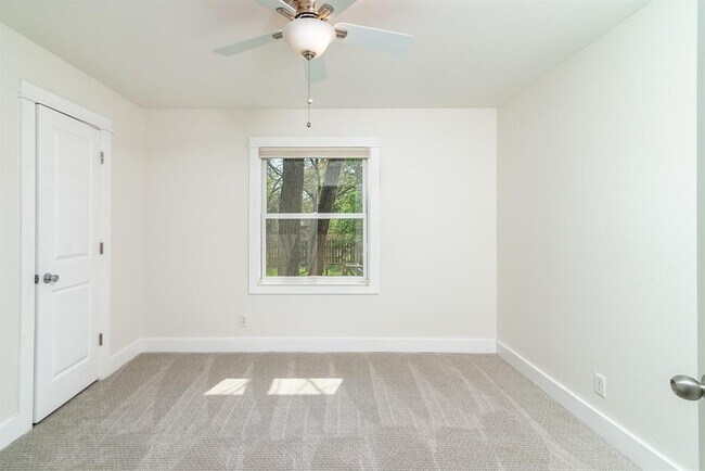 Building Photo - 2503 Homedale Dr