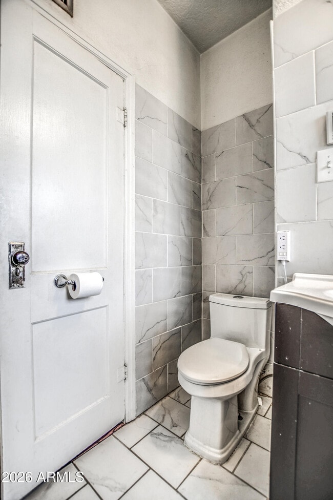 Building Photo - 384 E Windsor Ave