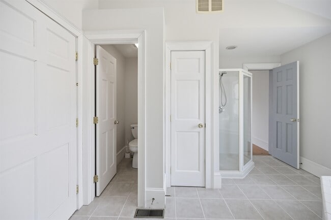 Building Photo - 564 Main St