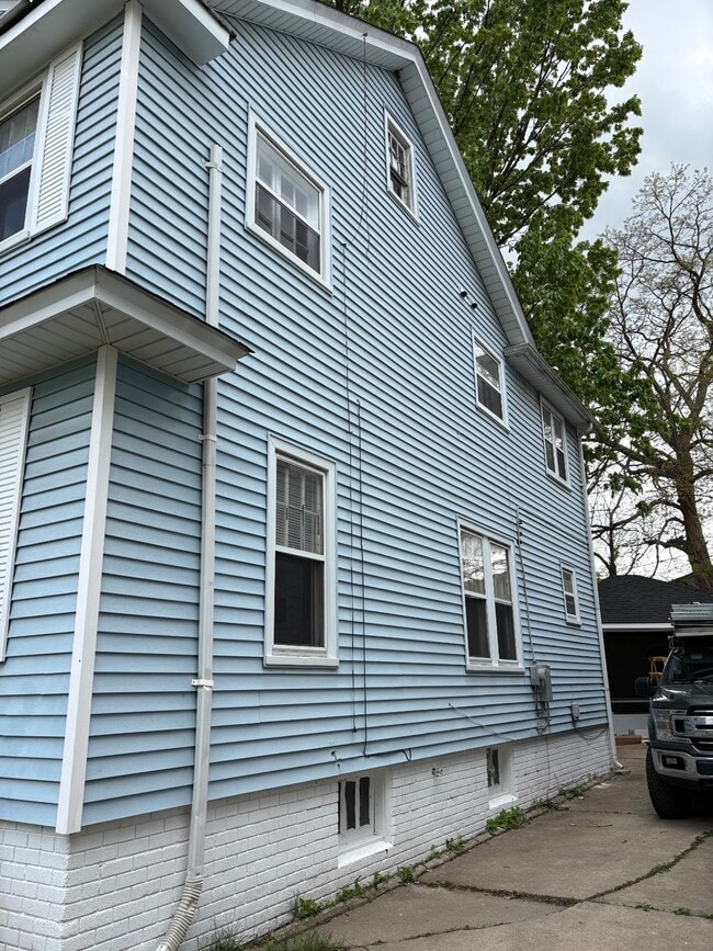 Building Photo - 121 Jones St