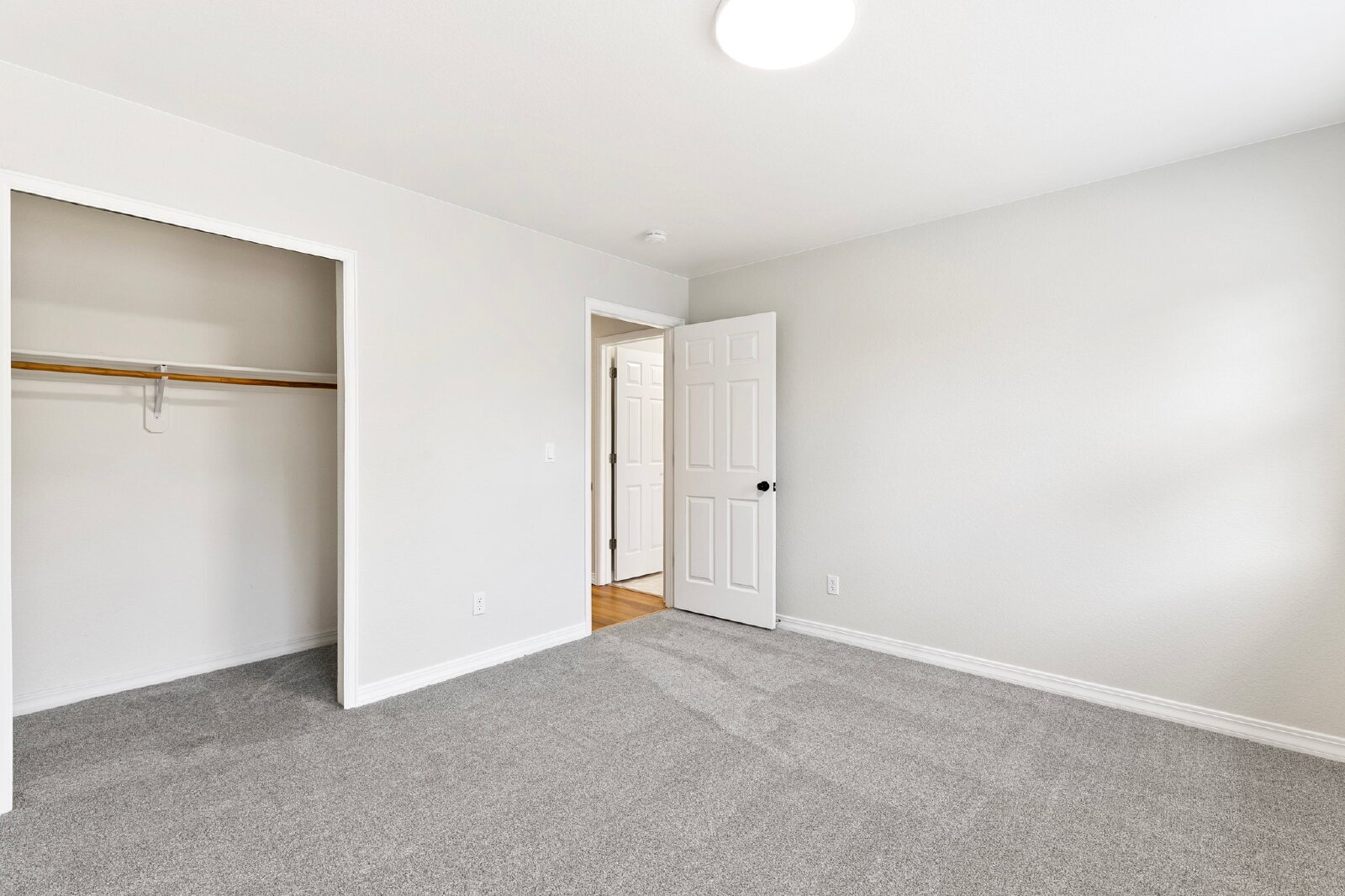 Building Photo - Updated Townhome with Views – Minutes to P...