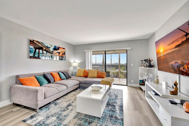 Building Photo - 2200 S Cypress Bend Dr