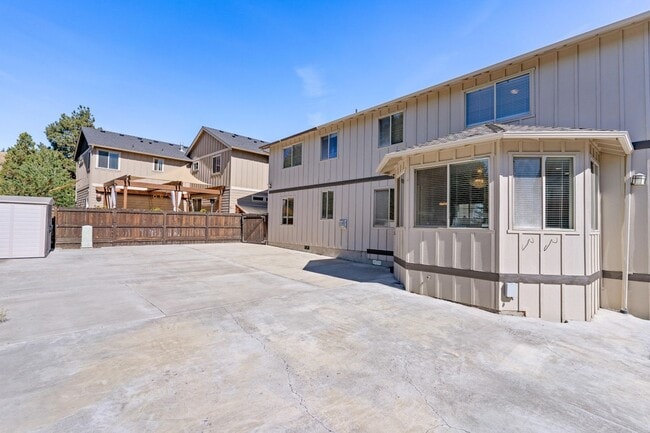 Building Photo - Huge home, recent upgrades!  Like new!