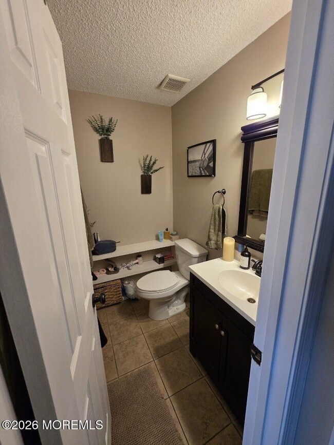 Building Photo - 104 Des Moines Ct