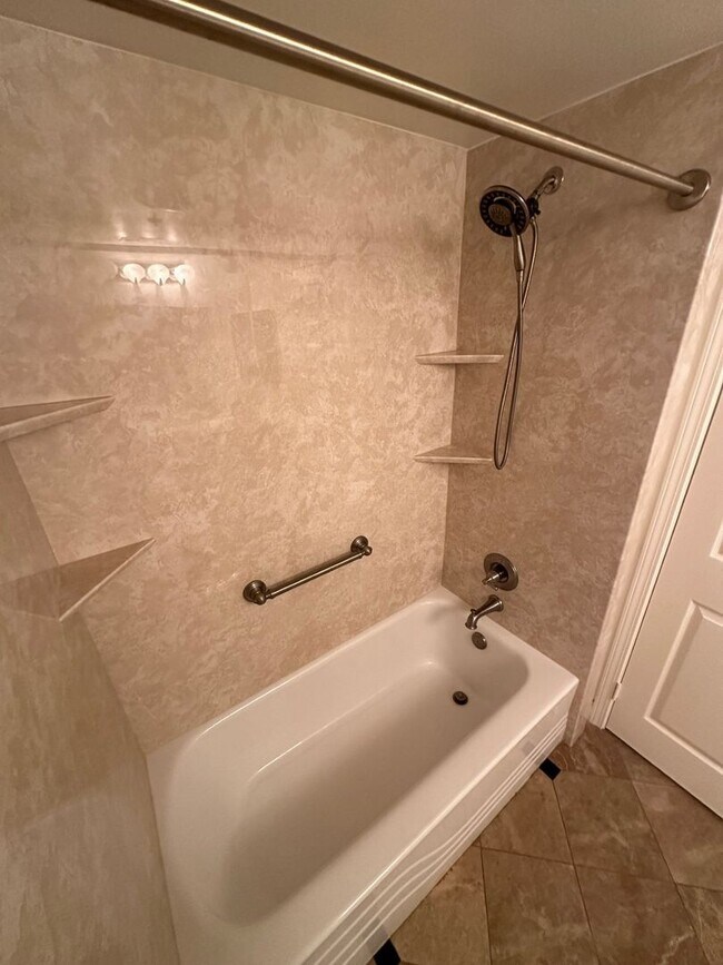 Building Photo - Beachfront Oasis - 3 bed 2 bath in Alamitos Beach with Parking