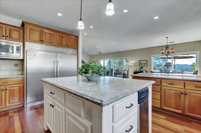Building Photo - Lake View, 5 bedroom, 3 bath home in gated...