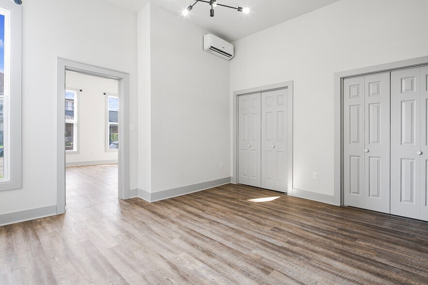 Building Photo - 818 E Elm St