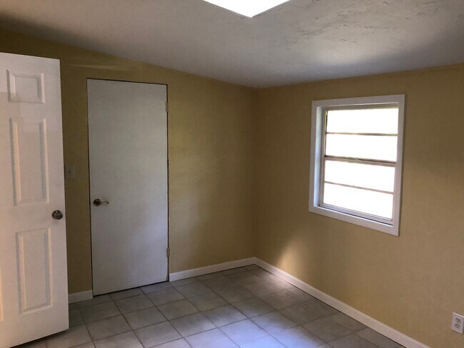 Building Photo - Great home in West Park off of Newberry Road.