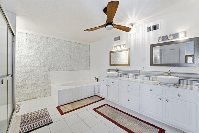 Building Photo - 13392 Southshore Dr