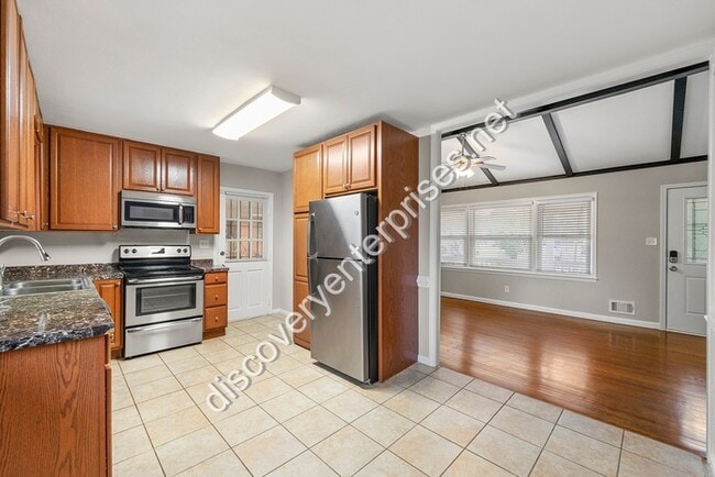 Building Photo - 928 Shieldcrest Way