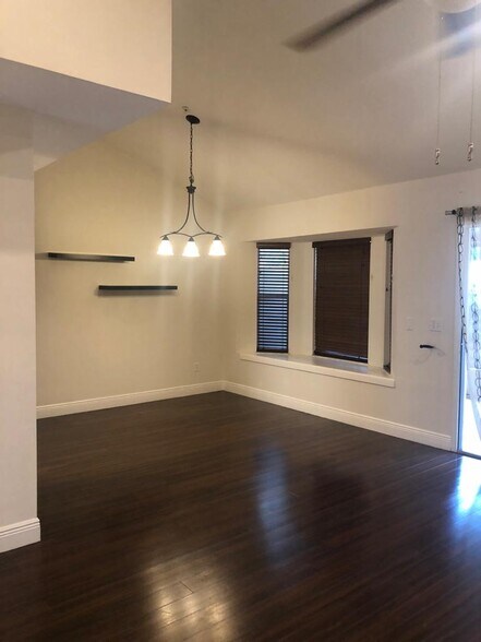 Building Photo - 755 Cove Way