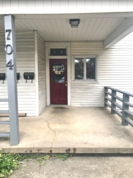 Building Photo - 704 N Chestnut St