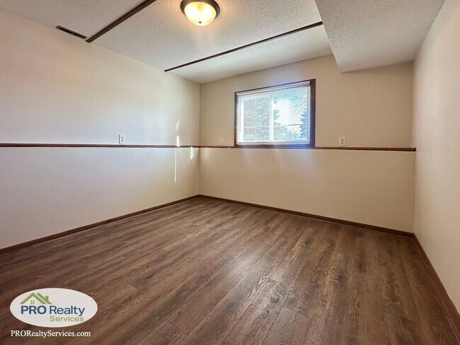 Building Photo - 3 Bedroom Home in Maple Grove